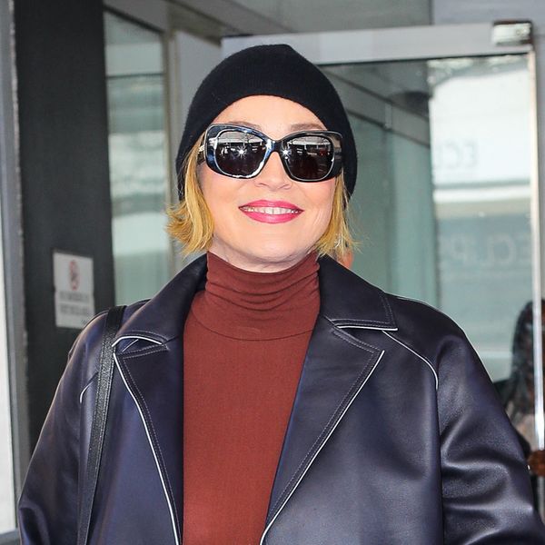 Sharon Stone u šarenim najlonkama i kratkoj suknji