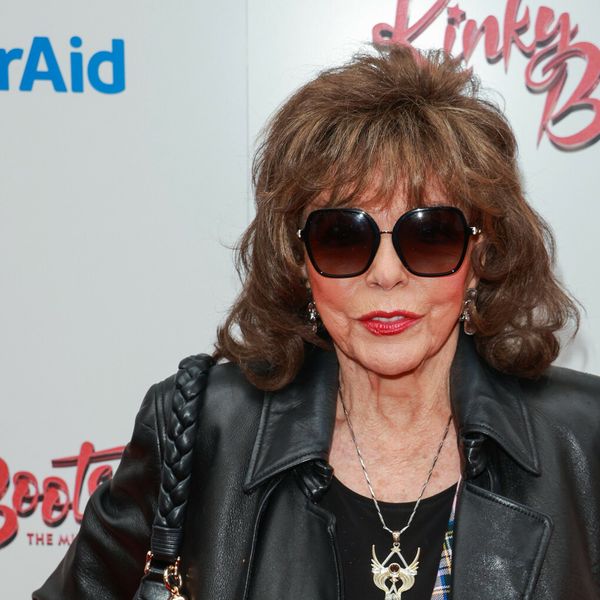 Joan Collins u kožnatom kaputu i kariranoj suknji