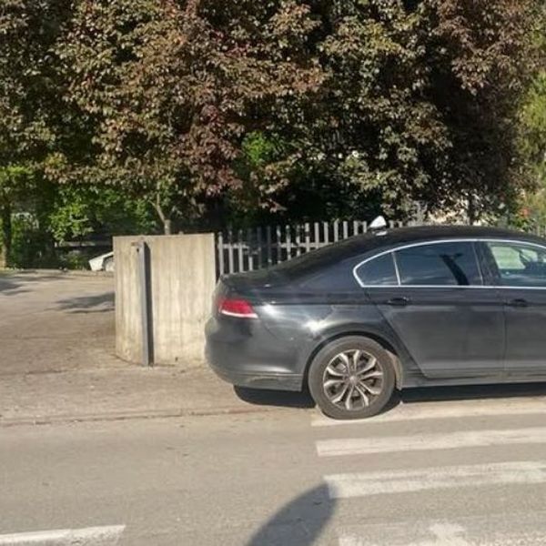 "Treba oduzeti vozačku na licu mjesta": Apsurdno parkiranje privuklo pozornost prolaznika