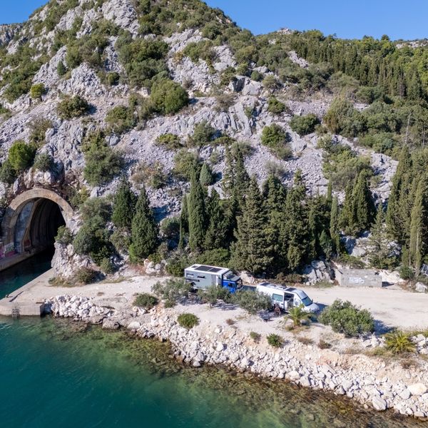Skriveni vojni tuneli na jugu Hrvatske: Omiljena kupališta na koja lokalci u miru dolaze roniti i skakati u more