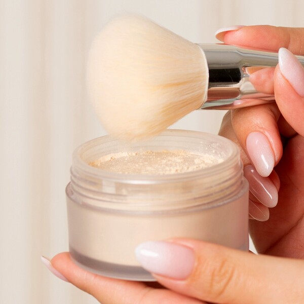 Puderi u prahu za setiranje kože koji učvršćuju make-up i smanjuju sjaj kože