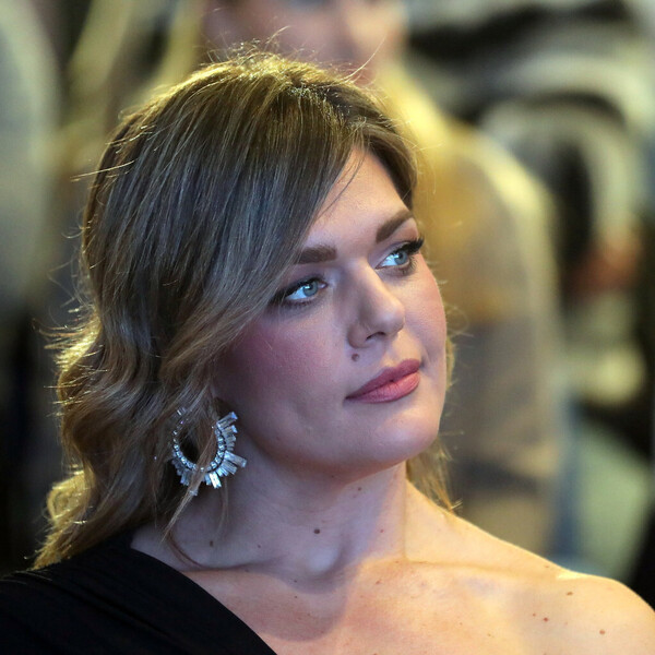 Sandra Elkasević u Guccijevim mokasinama i sivom odijelu