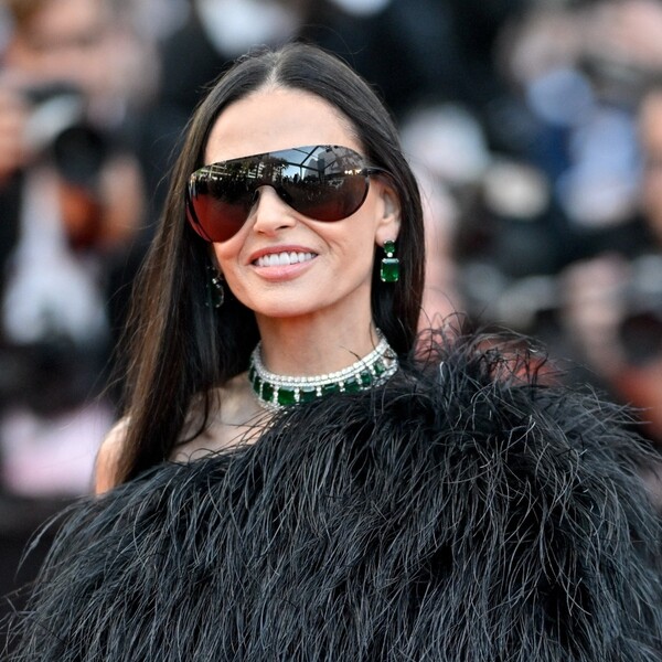 Demi Moore na Cannesu 2026. u Gucci kreaciji s perjem