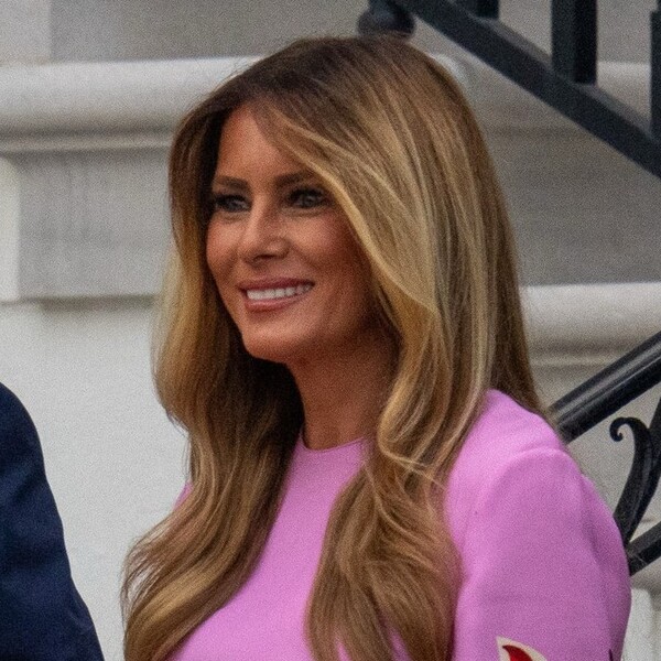 Melania Trump u cvjetnom Valentino kombinezonu 2026.