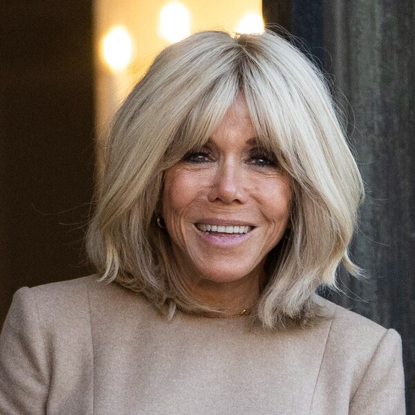 Brigitte Macron u bež haljini i crnim salonkama