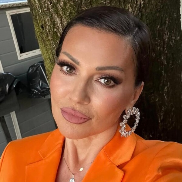 Nina Badrić u narančastom satenskom odijelu