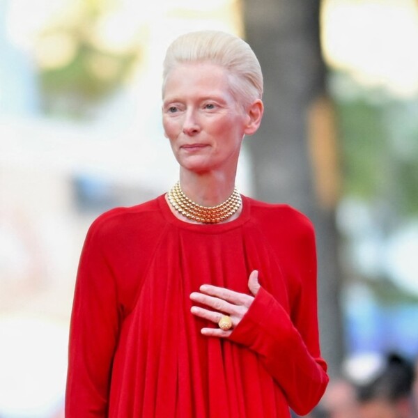 Tilda Swinton u crvenoj Chanel kreaciji u Cannesu 2026.