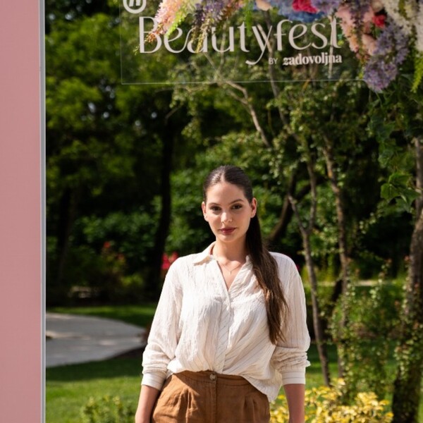 Mirna Mihelčić u smeđim hlačama i sjajnoj košulji na Beautyfestu
