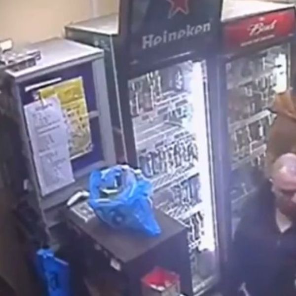 Kako ga je nokautirala! Presudila obračun između muškaraca odlučnim udarcem pa pobrala ovacije