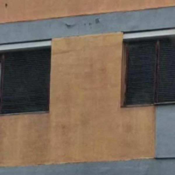 Kako postaviti suncobran na zatvoreni balkon? Urnebesna majstorija nasmijala prolaznike