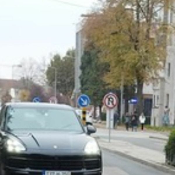 Ovakvog parkiranja ima samo na Balkanu! Možete li pogoditi gdje je fotografirano?