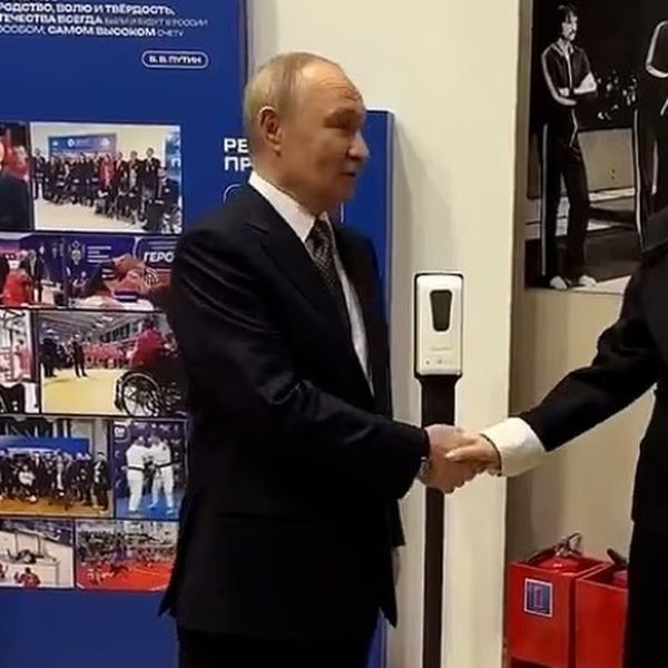 Zbog snimke Putinovog rukovanja pokrenule su se špekulacije o njegovom zdravlju