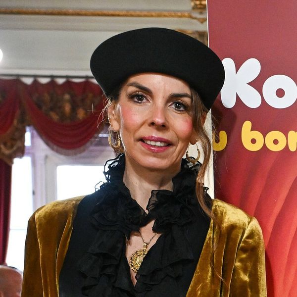 Olja Vori u baršunastom zlatnom odijelu i bluzi s volanima