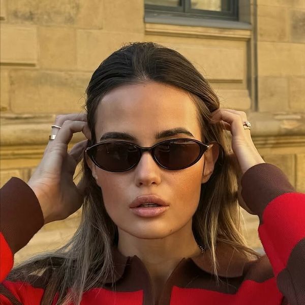 Adriana Ćaleta-Car u puloveru s polo-ovratnikom i smeđim hlačama