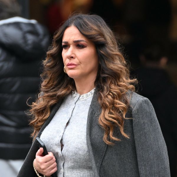 Ulična moda Zagreb u kožnatoj suknji i glamuroznim čizmama