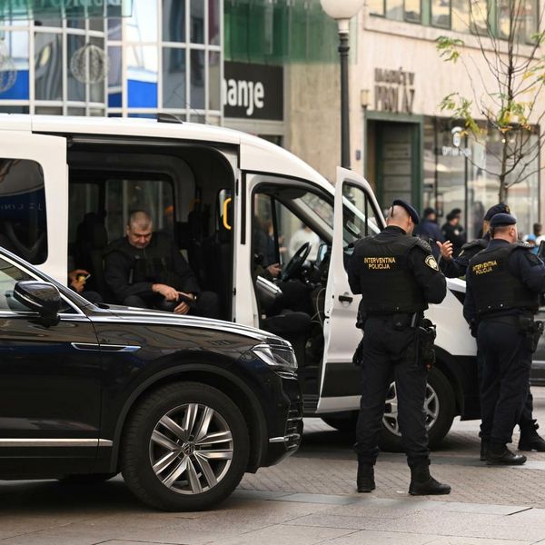 Centar prepun policije, nekolicina ljudi ispred SNV-a pušta Thompsona, došao i nekadašnji glumac koji je želio biti gradonačelnik