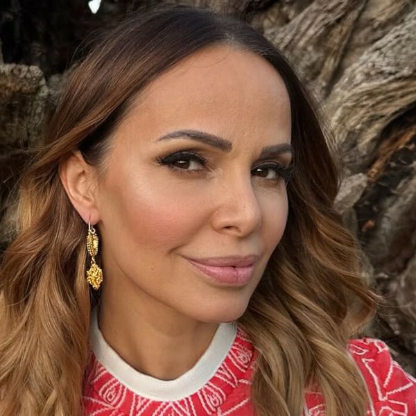 Josipa Pavičić u haljini geometrijskog uzorka i cipelama s mašnom