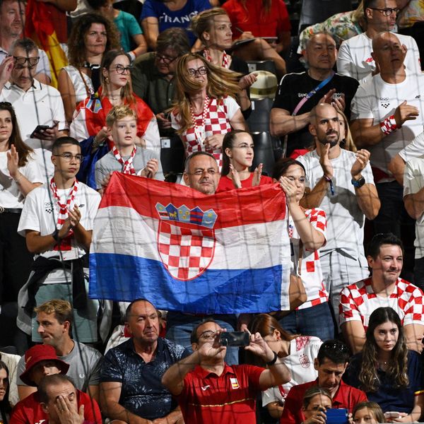 Hrvatskim navijačima uzeli zastavu na ulasku u stadion i natjerali da okrenu dresove naopako