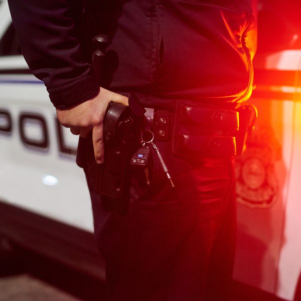 Nevjerojatan video: Bjegunac leži na cesti, policijski pištolji su upereni prema njemu, a onda se pojavio robotaksi