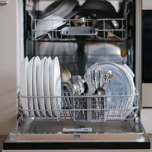 Kako se pravilno slaže pribor za jelo u perilici