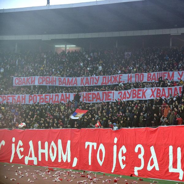 VIDEO Divlje scene u Novom Pazaru: Delije bježale kroz prozore busa, policija blokirala grad
