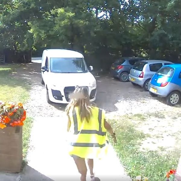 Naručili hranu, a dostavljačica im pred vratima priredila pravi šou