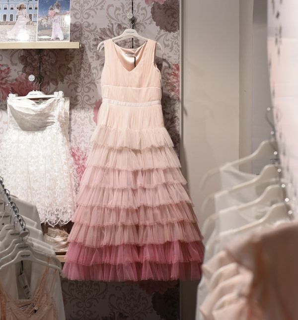 Kolekcija se sastoji od raskošnih haljina s detaljima od tila i čipke, suknji i sakoa