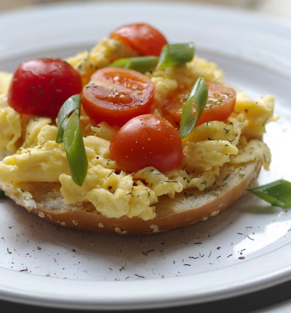 Omlet s mladim lukom i cherry rajčicama (ilustrativna fotografija)