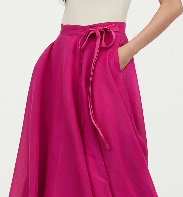 Jedna od opcija, ako ne želite nositi haljinu, je suknja midi dužine