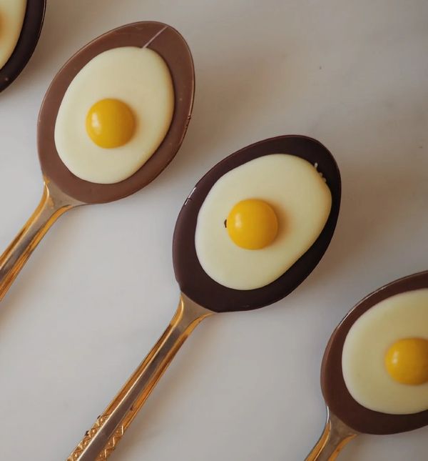 Izrada čokoladnih jaja na oko u žlici brza je i jednostavna
