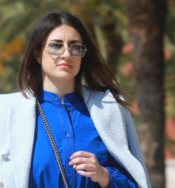 Street style mlade dame iz Splita u kratkoj košulji-haljini