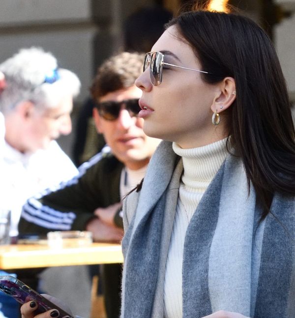 Street stylerica iz centra Zagreba u sivo-bijeloj kombinaciji