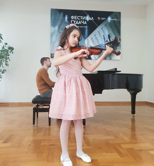 Mama Maja Bojić svojoj kćeri Magdaleni šije haljine za nastupe