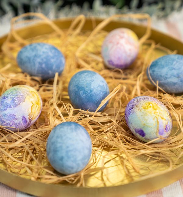 Bojenje jaja krep-papirom