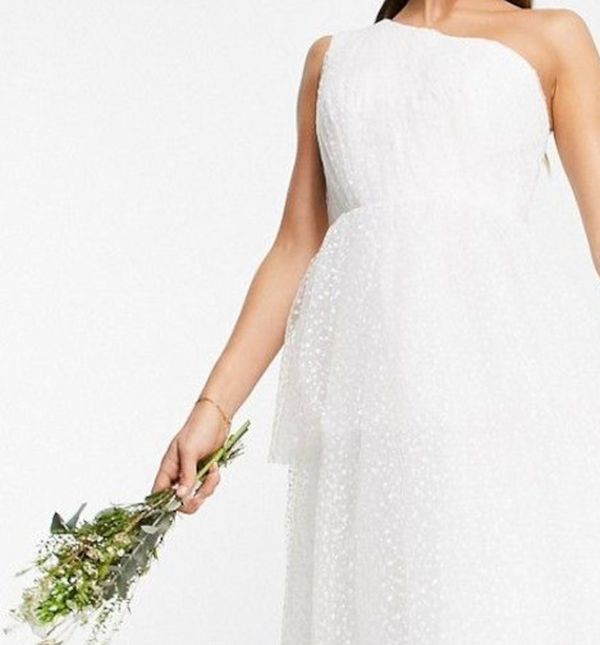 Jedna od trenutno najtraženijih vjenčanica s Asosa snižena je na 91 euro