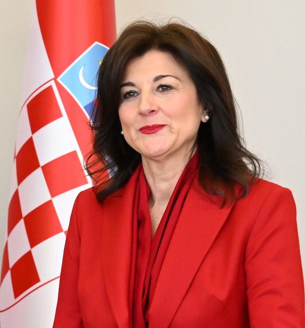 Sanja Musić Milanović nosi crveni sako i crvenu košulju