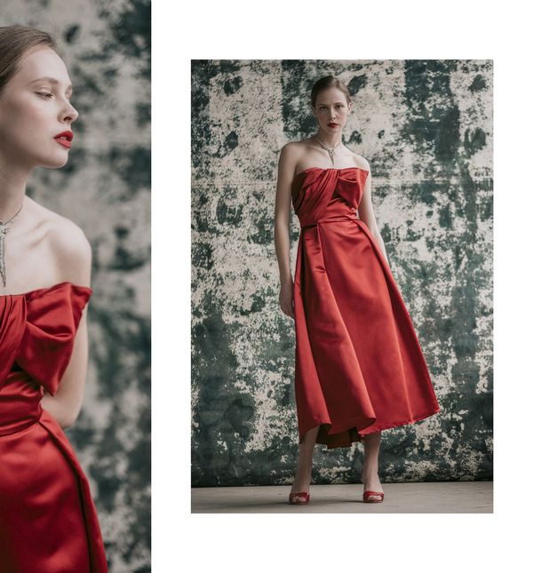 Crvena, dramatična i luksuzna haljina midi dužine evocira na stari holivudski glamur