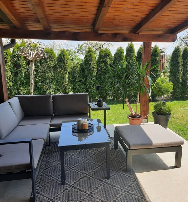 Veća terasa uređena je s elegantnom sivom garniturom za sjedenje