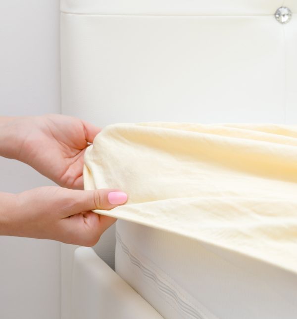 Postavljanje plahte na madrac ponekad zna biti bolno, ali postoji odlično rješenje