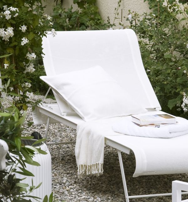 Elegantni vrt uređen u bijeloj boji