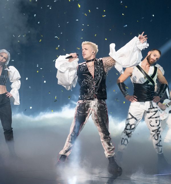 Baby Lasagna i prateći plesači u kostimima mlade dizajnerice Valentine Pliško