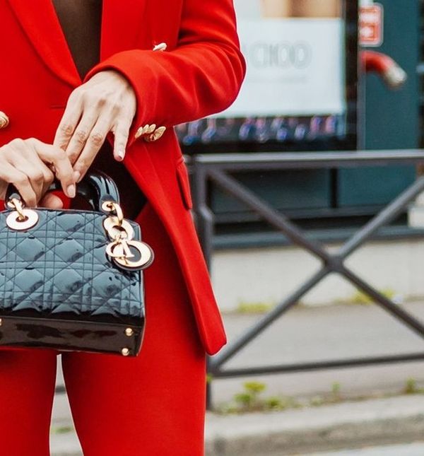 Jarka nijansa crvene boje u street style kombinaciji