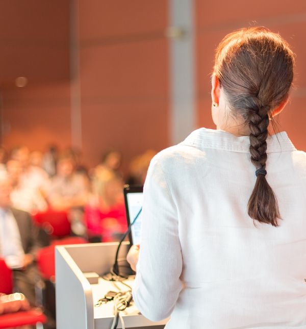 Žena na konferenciji