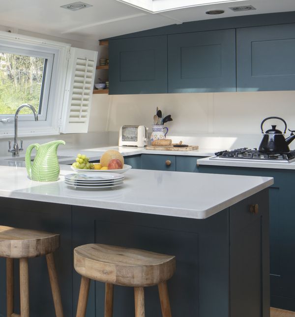 Slatka kuhinja boje petroleja u kući na splavu