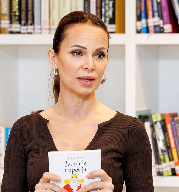 Josipa Pavičić predstavila je svoju novu knjigu 'Ja, pa ja i opet ja!' u Gradskoj knjižnici u Vukovaru