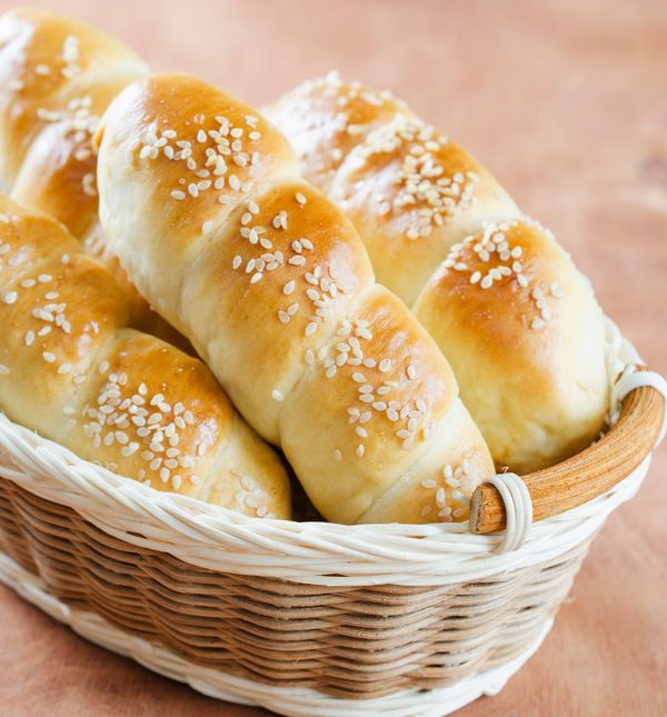 Provomajske kiflice nastaju brzo i lako, a najbolje pašu uz roštolj