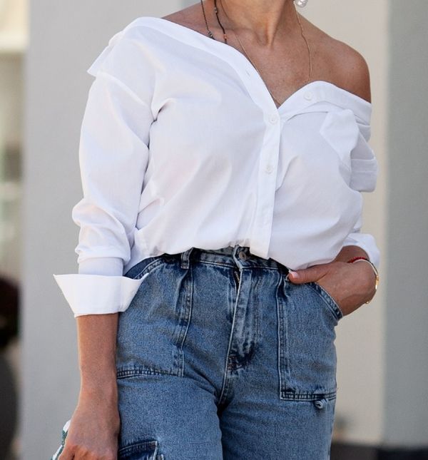 Bijela košulja i traperice čine savršen spoj