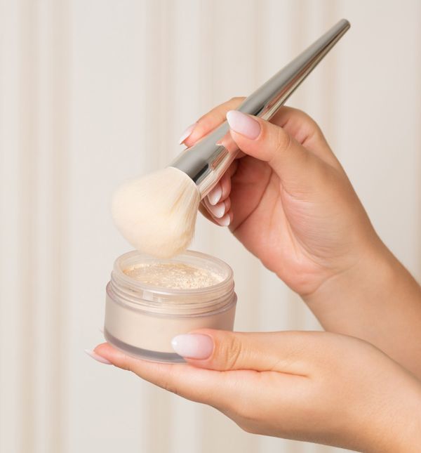 Mineralni puderi najčešće su u prahu, ali postoje i tekuće verzije