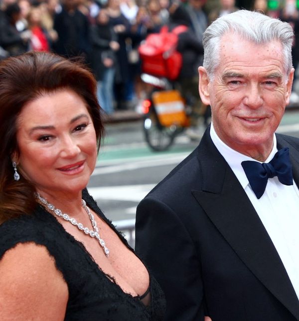 Pierce Brosnan sa suprugom Keely Shaye Smith na premijeri predstave 