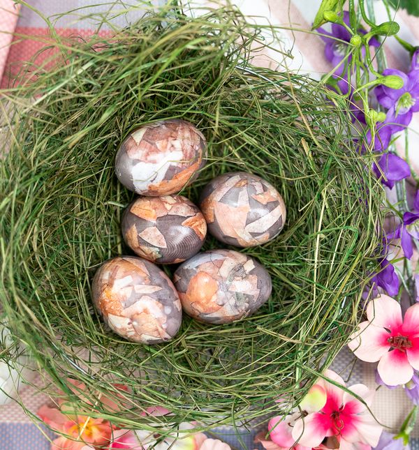 Sasvim prirodan način bojenja jaja kupusom i lukovinom